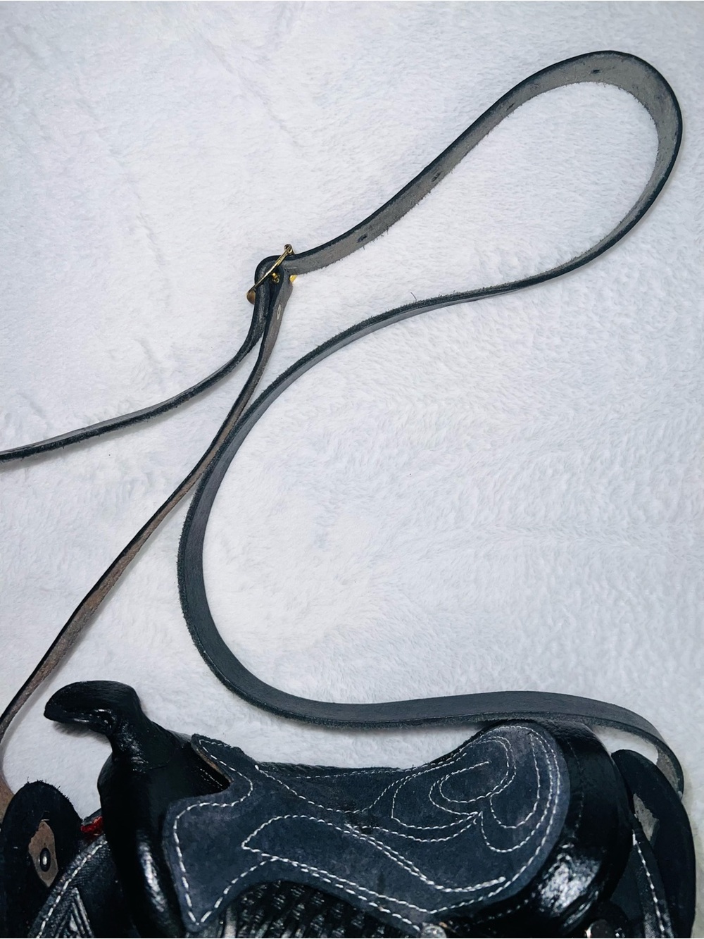 Handcrafted Black Leather Saddle-Shaped Crossbody Bag - Picture 5 of 11